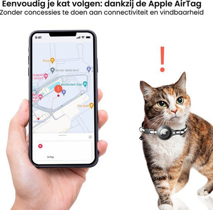 Hand houdt smartphone met kaart en een kat met een tracker aan de halsband naast een uitroepteken.