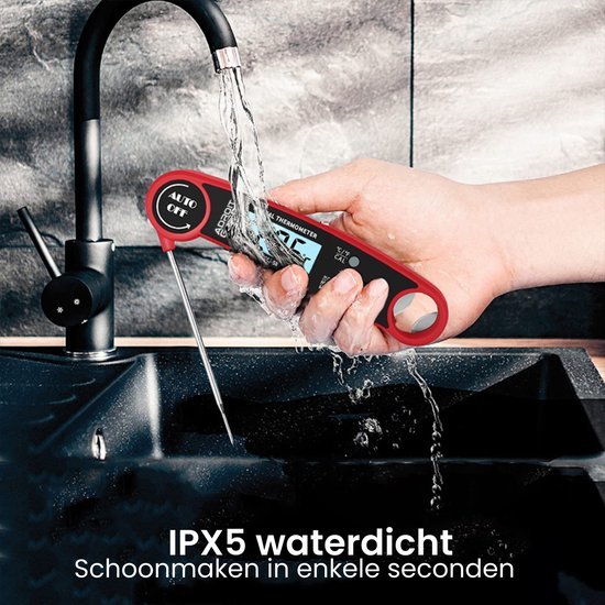 Hand wast digitaal kookthermometer onder stromend water bij keukenwasbak