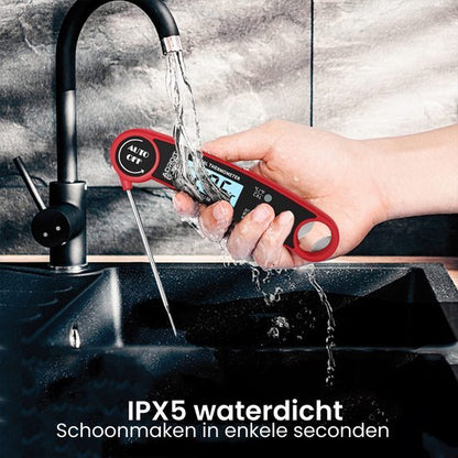 Hand wast digitaal kookthermometer onder stromend water bij keukenwasbak