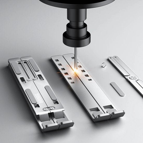 Nauwkeurig lasersnijproces op drie metalen onderdelen met moderne apparatuur in professionele omgeving