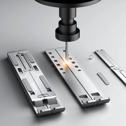 Nauwkeurig lasersnijproces op drie metalen onderdelen met moderne apparatuur in professionele omgeving