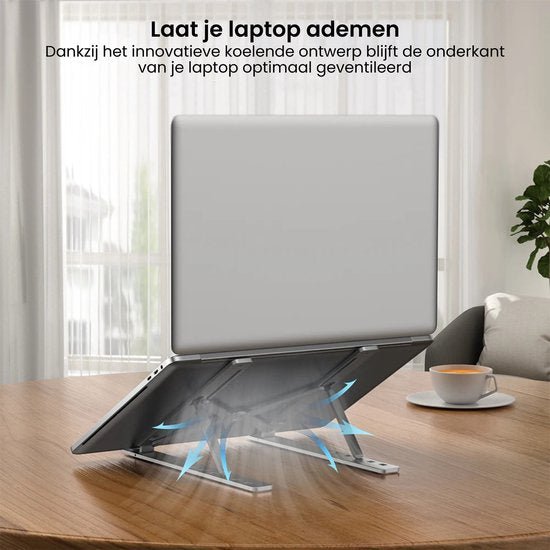 Laptop standaard op houten tafel met ventilatie en kopje koffie op achtergrond