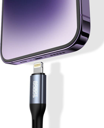 Close-up van een paarse smartphone met een oplader kabel met AdroitGoods logo die erbij wordt aangesloten