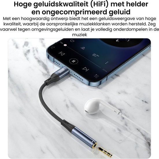 Blauwe audiokabeladapter aangesloten op smartphone met witte oordopjes op marmeren oppervlak