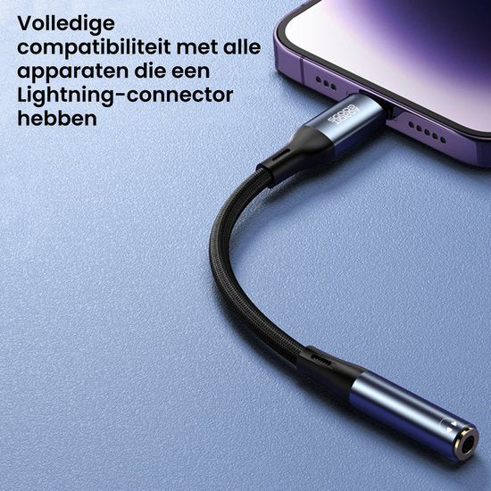 Zwarte oplaadkabel met metalen connectoren aangesloten op een paars smartphone toestel