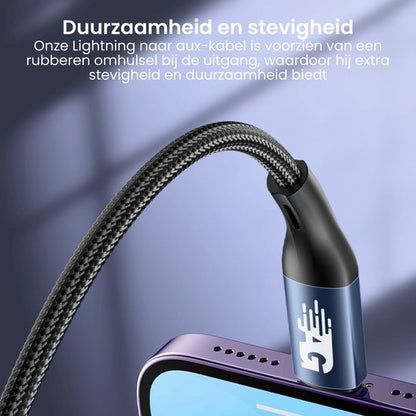 Close-up van een duurzaam, stevig geweven Lightning naar aux-kabel met rubberen omhulsel.