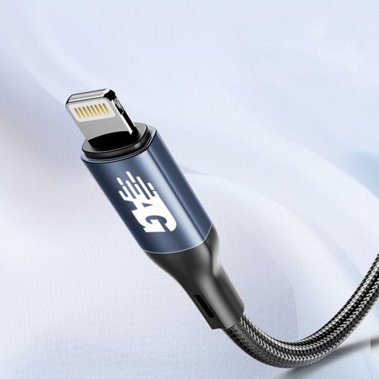 Blauwe oplaadkabel met gevlochten nylon en een metalen connector met logo detail