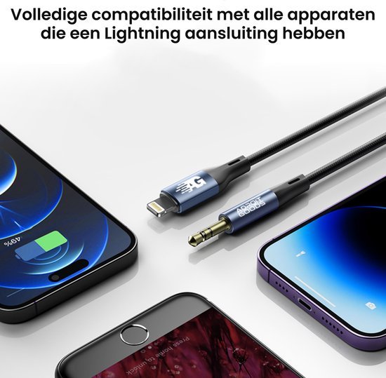 Twee kabels met Lightning en 3,5 mm jack aansluitingen liggen tussen verschillende smartphones.