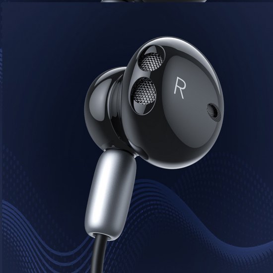 Close-up van een glanzende zwarte rechteroordop met zilverkleurige steelaansluiting tegen een donkere achtergrond