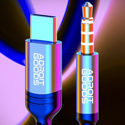 Close-up van glanzende USB-C en audio jack kabels met AdroitGoods branding