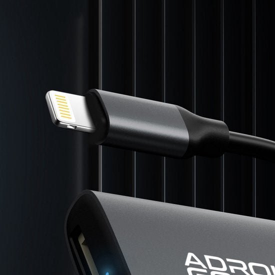 Zwarte laadkabel met metallic connector en lichtgevende blauwe indicator op zwart achtergrond