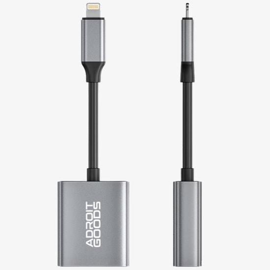 Twee grijze adapters met zwarte kabels, één met Lightning en één met 3,5 mm aansluiting.