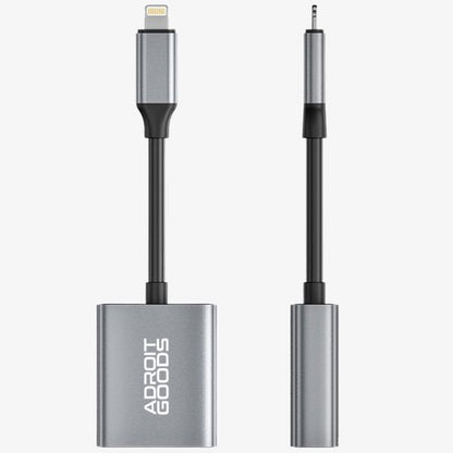 Twee grijze adapters met zwarte kabels, één met Lightning en één met 3,5 mm aansluiting.