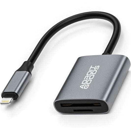 grijze AdroitGoods adapter met korte kabel en lightning connector in een professionele stijl