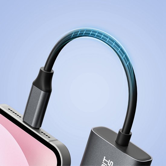 Zwarte adapterkabel verbonden met een roze smartphone en een grijze aansluiting met blauwe accenteffecten.