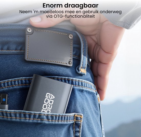 Hand die kleine zwarte AdroitGoods USB-stick gemakkelijk in een spijkerbroekzak stopt