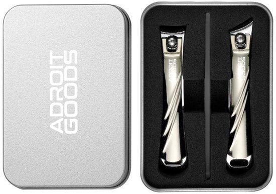 set met twee metalen nagelknippers in een grijze bewaarbox van AdroitGoods
