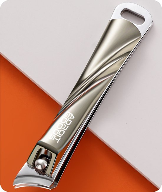 glanzende metalen nagelknipper met stijlvolle gebogen handgreep op oranje en witte achtergrond