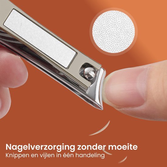Vinger die een nagel knipt met een glanzende metalen nagelknipper op een oranje achtergrond