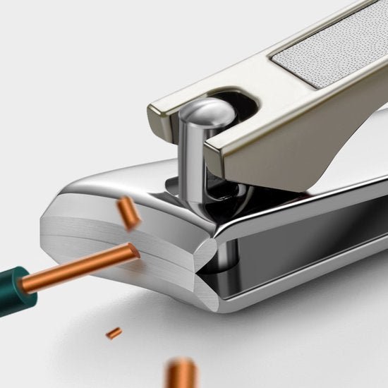 nailknipper met metalen afwerking die nagelafval verwijdert tegen een lichte achtergrond