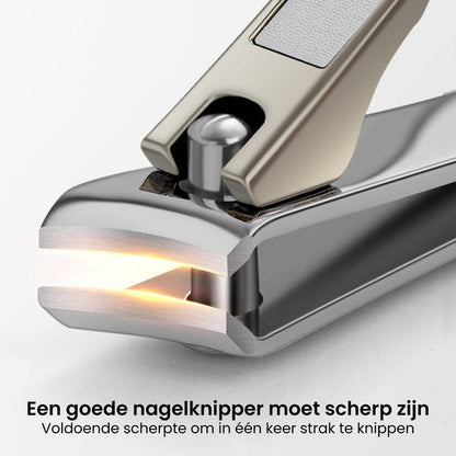 Close-up van een metalen nagelknipper met scherpe messen en comfortabele grip voor nauwkeurig knippen
