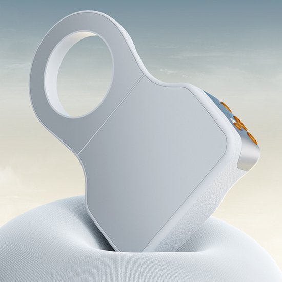 Wit modern apparaat met ronde opening en oranje details op een zachte witte ondergrond