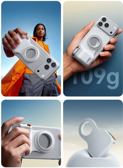 Hand die een wit accessoire met ronde houder aan een smartphone bevestigt tegen blauwe lucht achtergrond