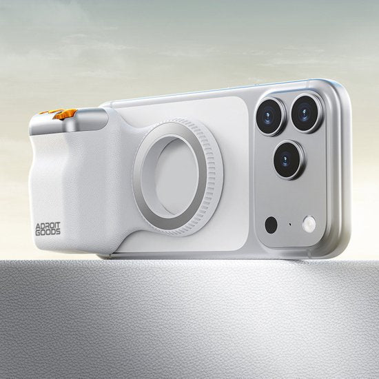 Witte AdroitGoods smartphone lenshouder bevestigd aan zilveren telefoon met drievoudige camera's.