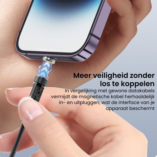 Hand die een magnetische oplaadkabel aansluit op een paars mobiele telefoonframe