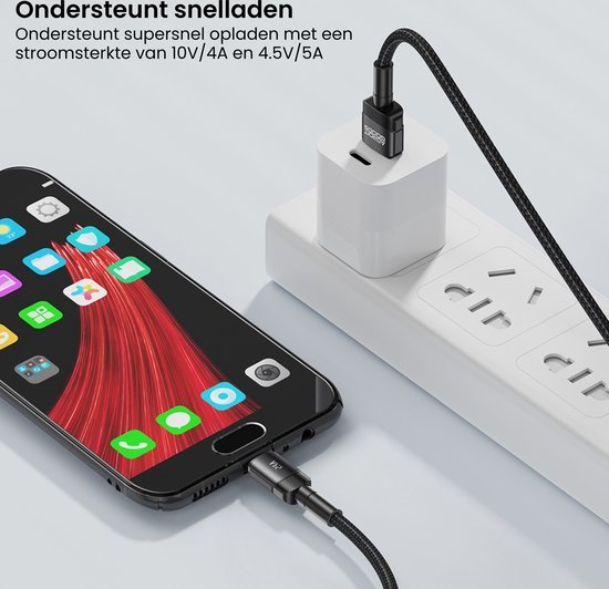 Smartphone aangesloten op een snellaadkabel en een wit stopcontact met adapter