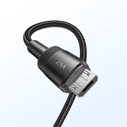 Zwarte stevige USB-kabel met gevlochten beschermlaag en opladeradapter 2.4A label
