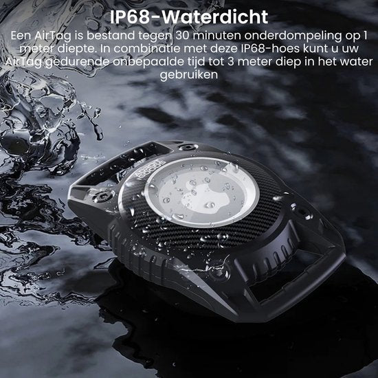 Waterdichte zwarte beschermhoes met waterdruppels op een donkere natte ondergrond
