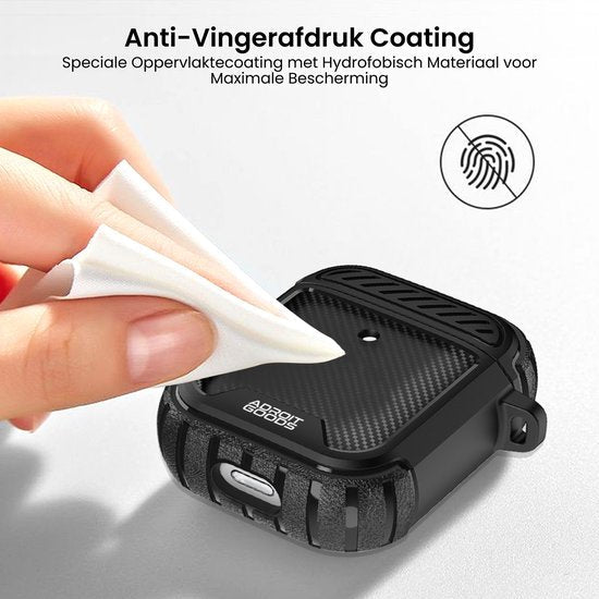 Hand die een doekje gebruikt om een zwarte beschermhoes met anti-vingerafdruk coating schoon te maken