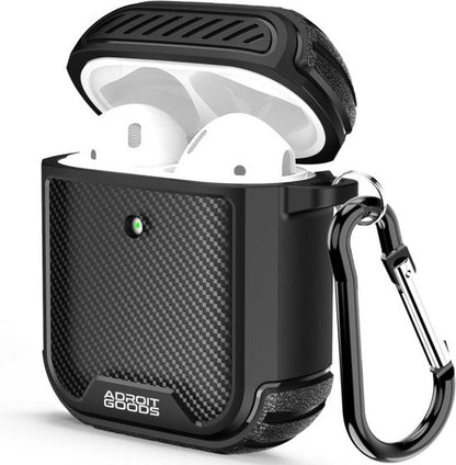 zwarte draagbare beschermhoes met karabijnhaak en wit draadloos oordopje in de case