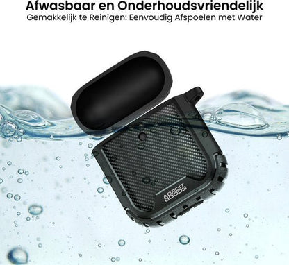 Zwart waterdicht hardcase met AdroitGoods logo zinkt in water om reiniging te tonen
