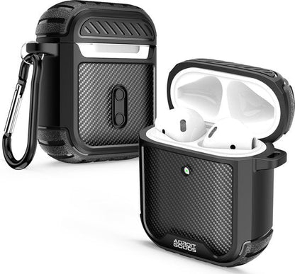 Zwarte beschermhoes met carbonlook en karabijnhaak voor draadloze oordopjes met deksel open en dicht.