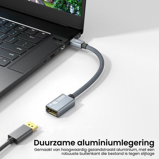 Laptop met grijze kabel van aluminiumlegering en USB-connector op witte achtergrond
