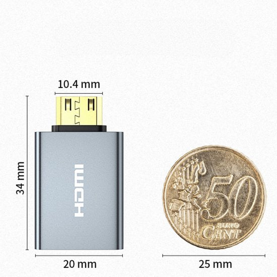 kleine grijze hdmi-adapter naast een 50 eurocent munt voor schaalvergelijking