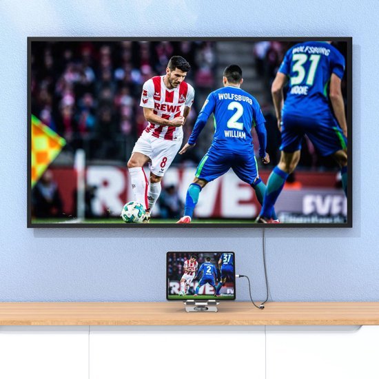 Televisie en tablet tonen een live voetbalwedstrijd tussen spelers in rood-wit en blauw tenue.