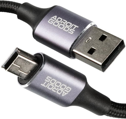 Zwarte kabel met metalen USB en micro-USB connectors met AdroitGoods logo in grijs