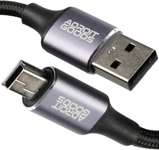 Zwarte kabel met metalen USB en micro-USB connectors met AdroitGoods logo in grijs
