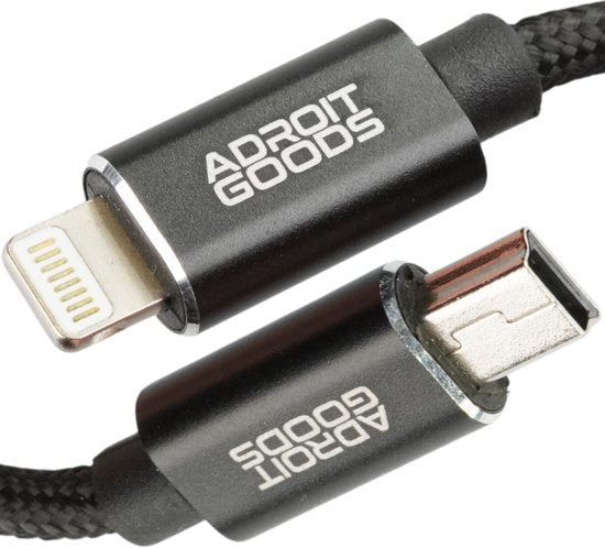 Zwarte gevlochten oplaadkabel met AdroitGoods merk en twee verschillende connectoren zichtbaar
