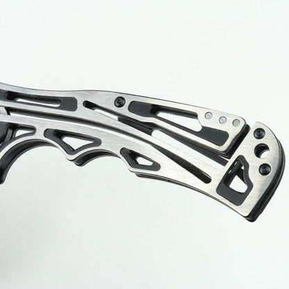 close-up van een geavanceerd metalen productonderdeel met uitgesneden details en schroeven