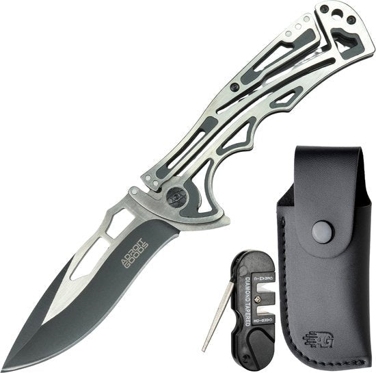 Opvouwbaar mes met metalen handgreep, slijper en zwarte leren hoes naast elkaar geplaatst.