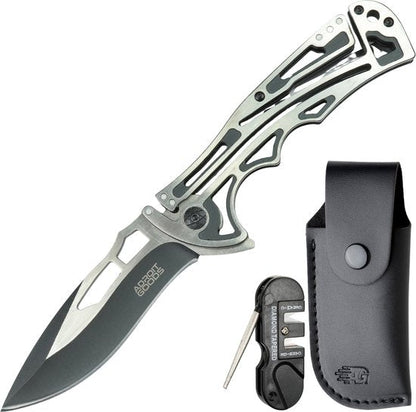 Opvouwbaar mes met metalen handgreep, slijper en zwarte leren hoes naast elkaar geplaatst.