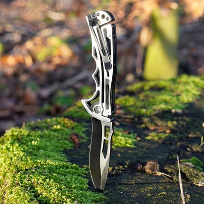 hoogwaardige inklapbaar zakmes met zwart lemmet en metalen handgreep in natuur achtergrond