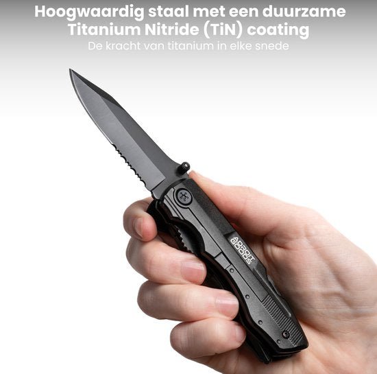 Hand houdt zwart inklapbaar mes met titanium nitride coating en kartelrand vast