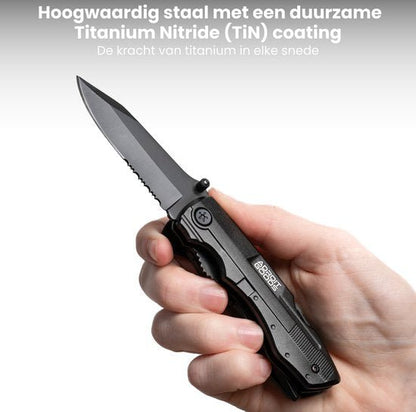 Hand houdt zwart inklapbaar mes met titanium nitride coating en kartelrand vast