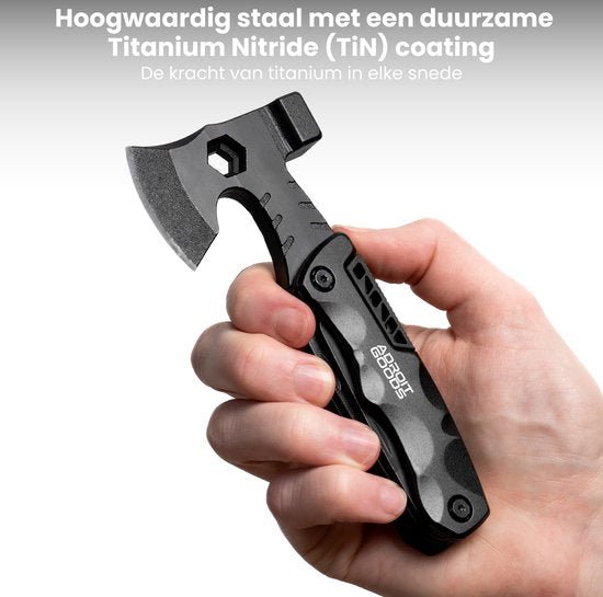 Hand die kleine zwarte bijl vasthoudt met AdroitGoods merk en titanium nitride coating tekst zichtbaar