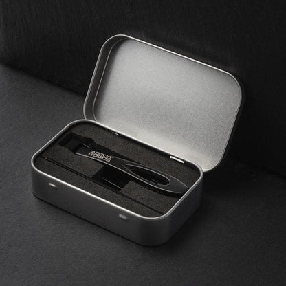 Zwart metalen blikje met schuimvoering en een handgemaakt zwarte AdroitGoods tool erin geplaatst